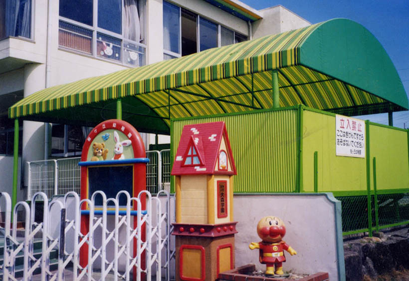 ボーダー柄の生地がかわいい幼稚園の砂場上テント 愛知県名古屋市
