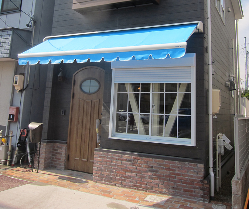 さわやかなブルーカラーの手動巻きオーニング 愛知県名古屋市