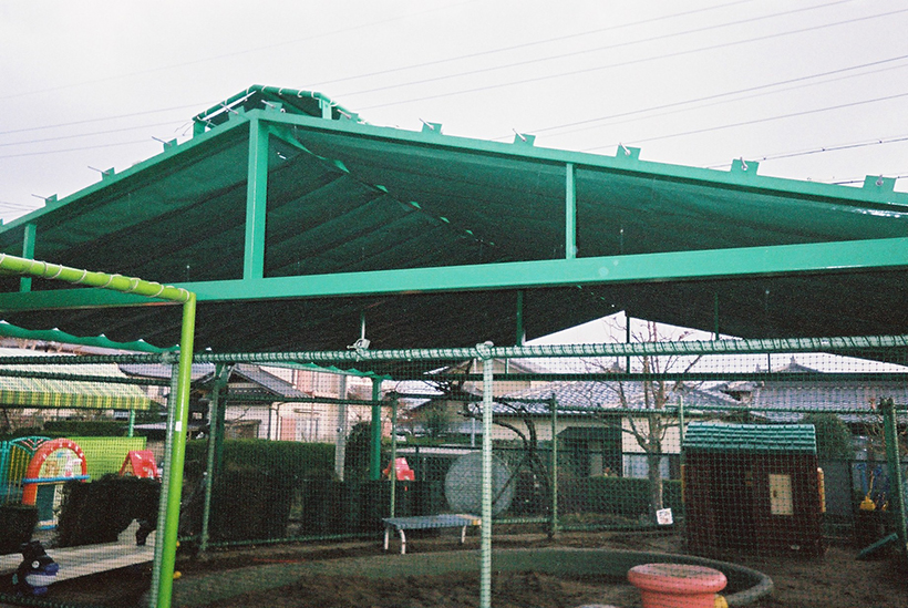 開閉式の屋根になっている保育園の大型砂場テント 愛知県名古屋市