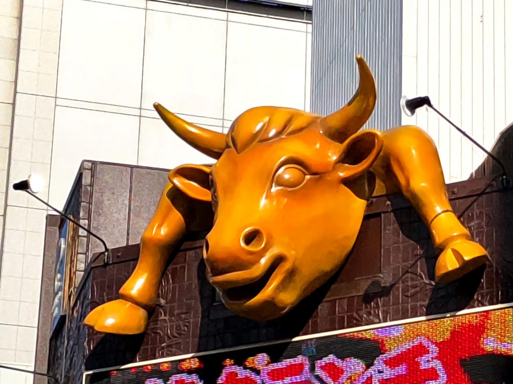インパクト抜群！金色に輝く牛の立体看板 愛知県名古屋市