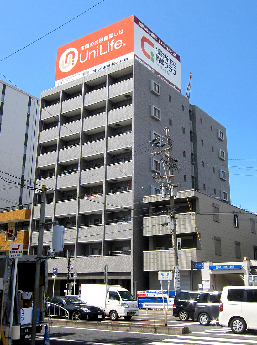 遠くからも目立つ屋上広告塔 愛知県名古屋市