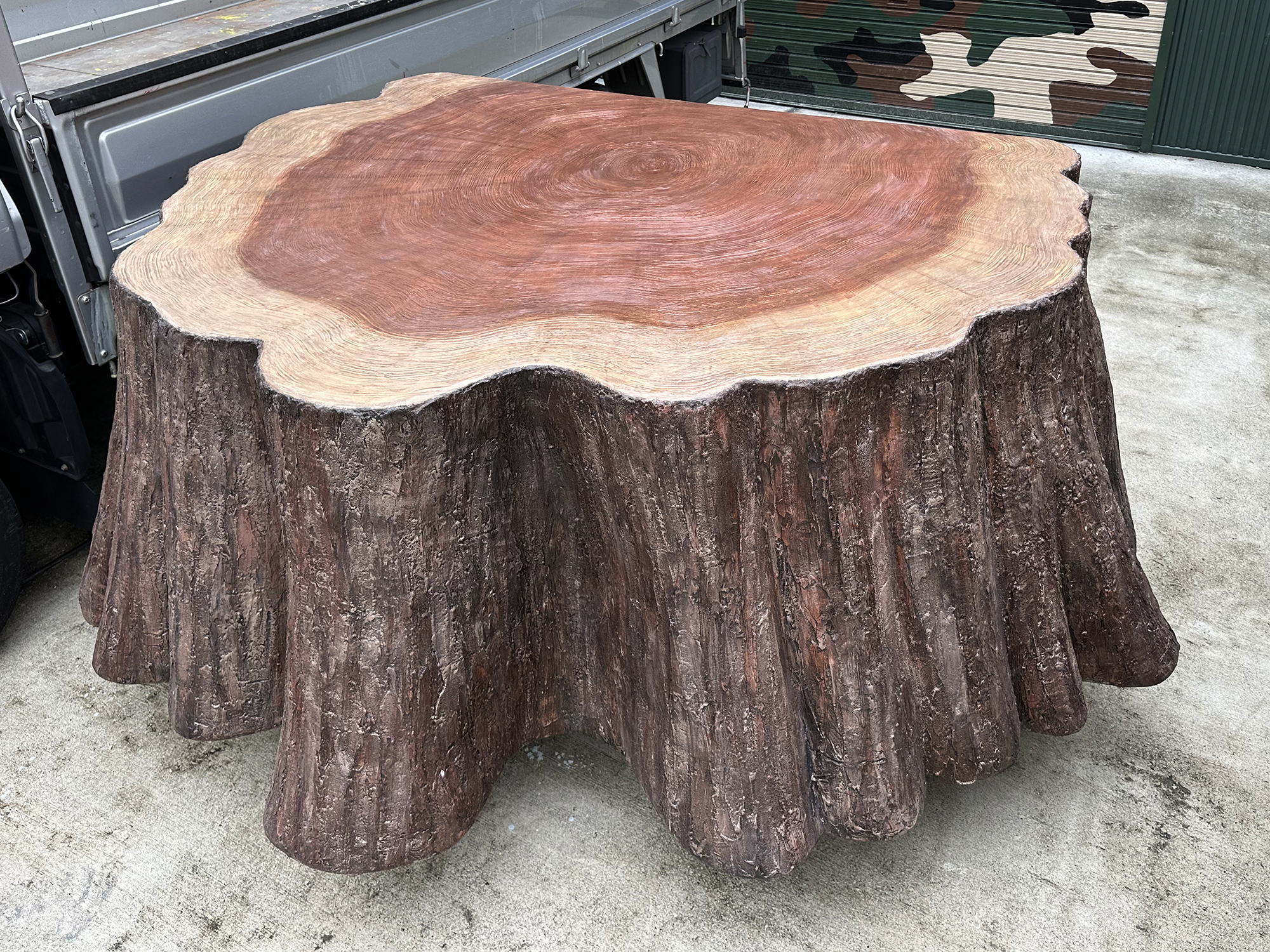 まるで屋久杉の切り株テーブル 愛知県名古屋市